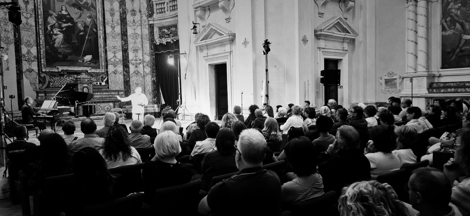Il pubblico in sala per uno spettacolo di Teatro Aquilante
